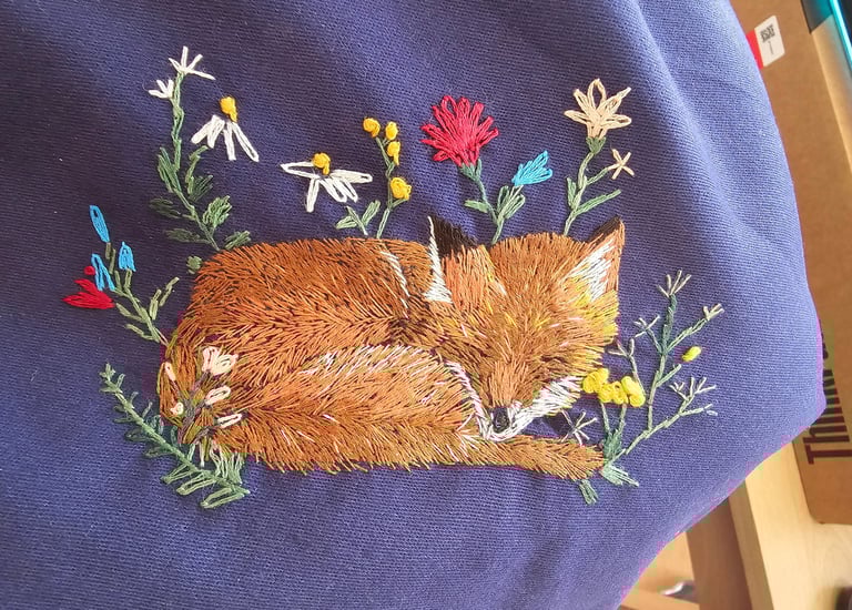 haftowany lis w kwiatach