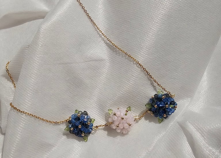 naszyjnik z kwiatami hortensji