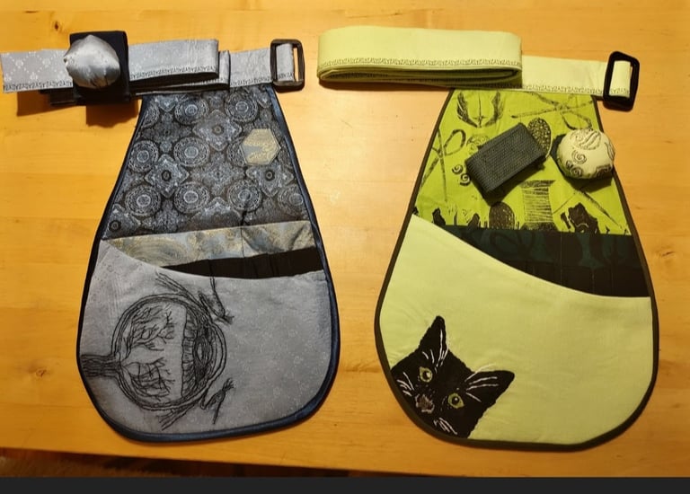 2 zdobione kieszenie na plaskach