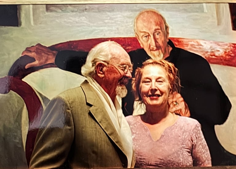 natalia kirillova y eberhard schlotter posando juntos con el retrato de schlotter pintado por natalia