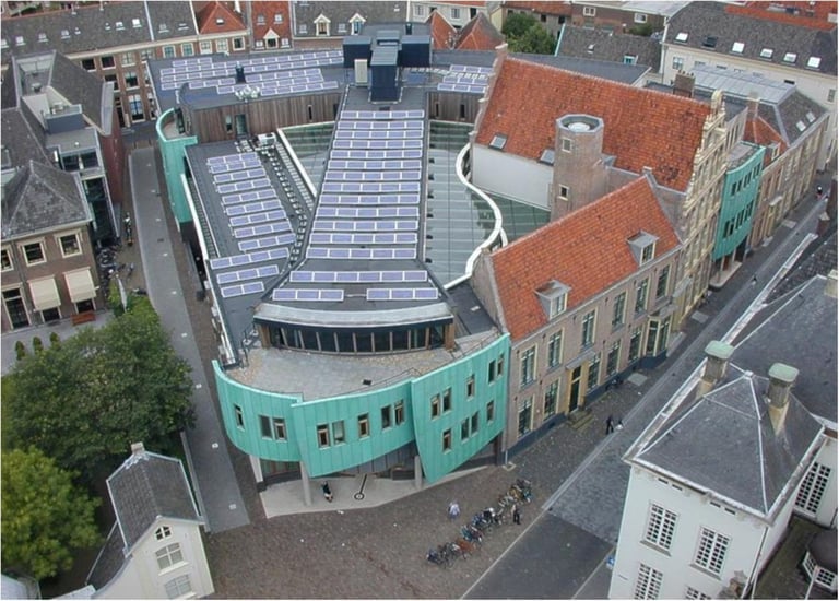 Vista aérea da prefeitura de Zutrphen com a instalação fotovoltaíca