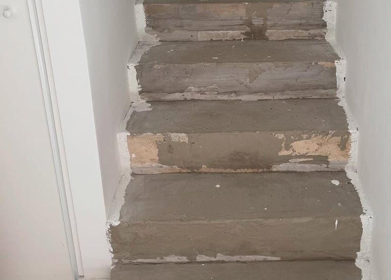 a staircase cased in concrete with a concrete floor