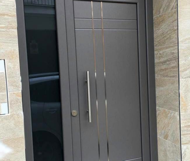 puerta aluminio instalada en Santa Comba