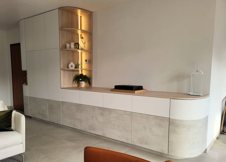 meuble d'entrée et salon avec portes cintrées. Annecy-le-Vieux