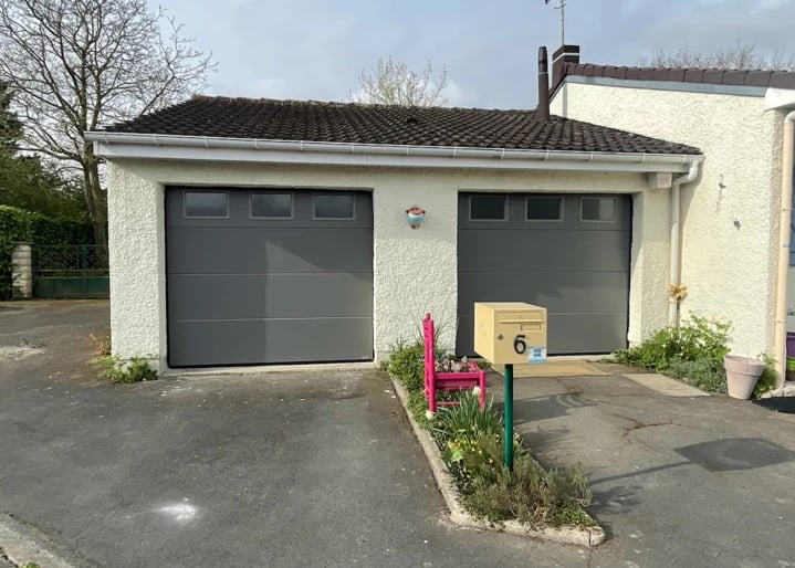 Maison avec deux portes de garage