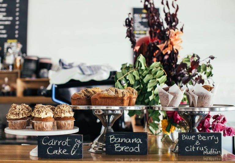 Mesa de pastelería, con postres asrtesanales