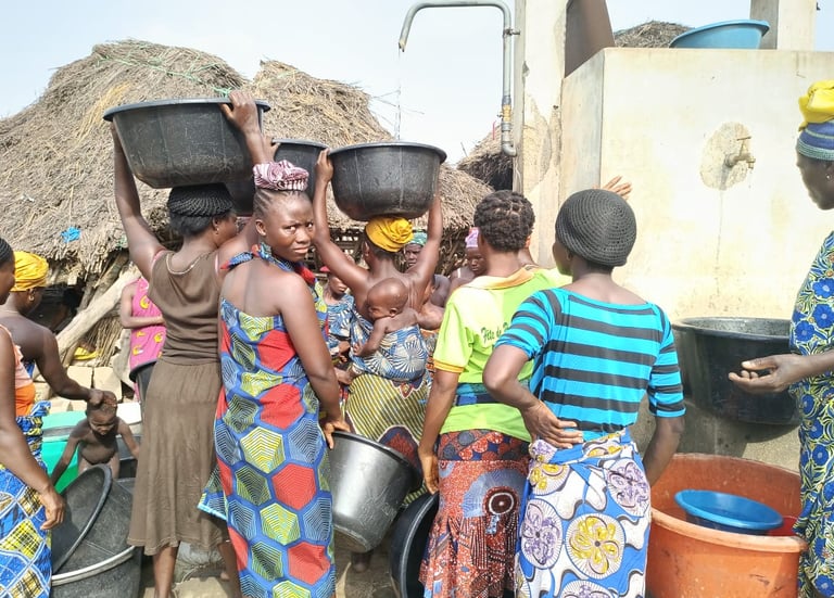 Groupement de femmes qui viennent chercher de l'eau potable d'Emmaüs Pahou