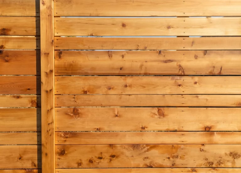 Clôture en bois cedre rouge horizontale moderne pour intimité installée par M2 Paysage