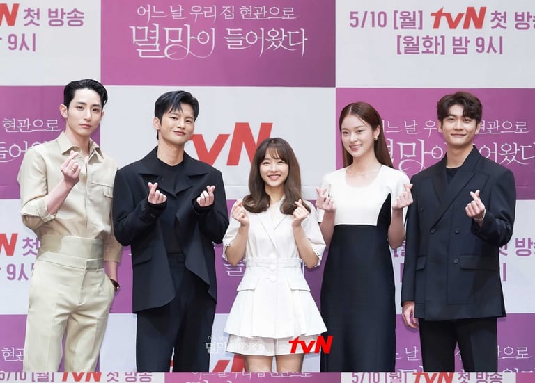 Doom at Your Service - Desgraça ao Seu Dispor – 어느 날 우리집 현관으로 멸망이 들어왔다 - K-Drama - DoramaLand