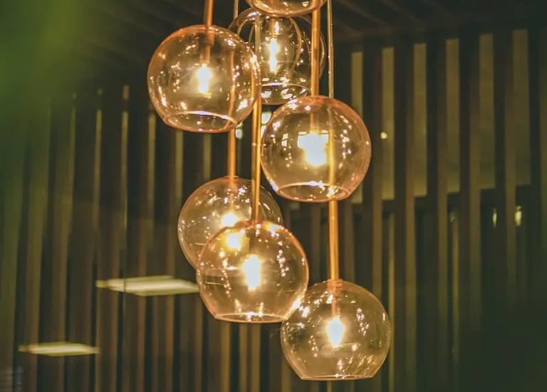 Installation de luminaires encastrés et systèmes d'éclairage design pour projets de rénovation.