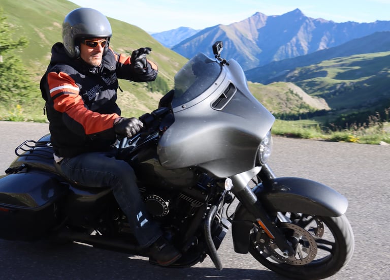 Road Captain Hanspeter Weidmann "HP" in der Kurve liegend in den Alpen