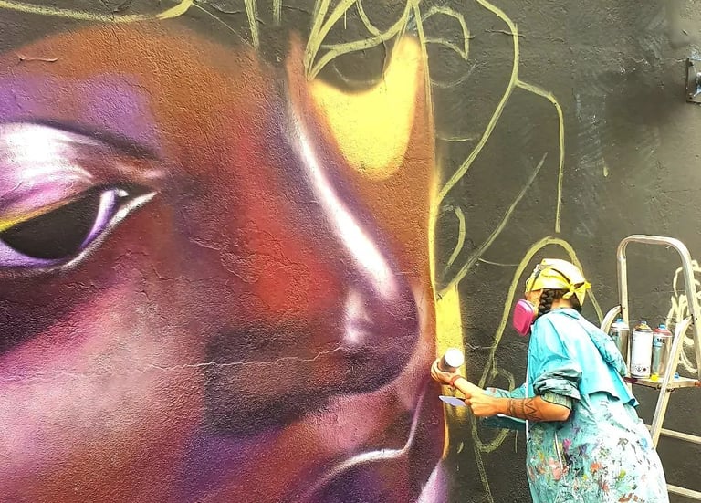 une femme entrain de peindre un visage