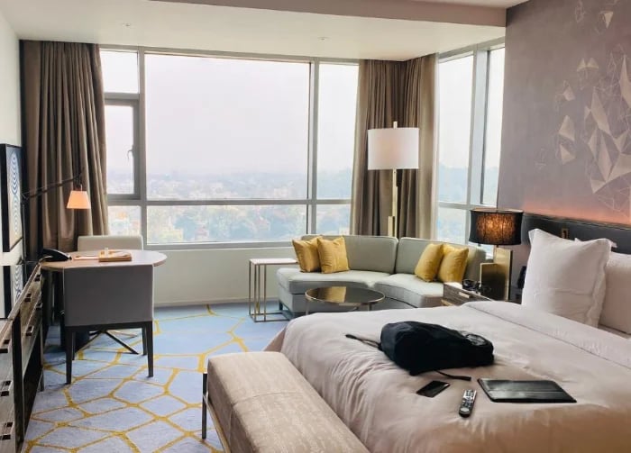 Chambre d’hôtel moderne avec vue, illustrant la stratégie d’affaires en conseil hôtelier par Emilie