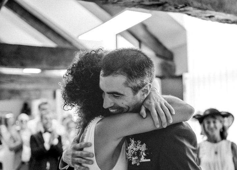 un couple qui s'enlace lors de leur mariage à la mairie à Guignen, à Rennes