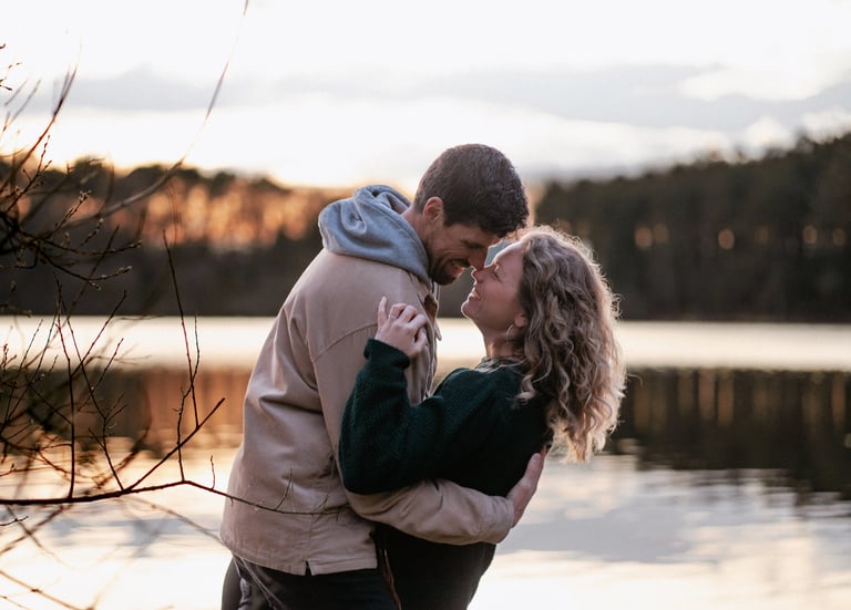 un couple enlacer qui rigole près de l'eau lors d'une séance photo couple à Guignen, à Rennes