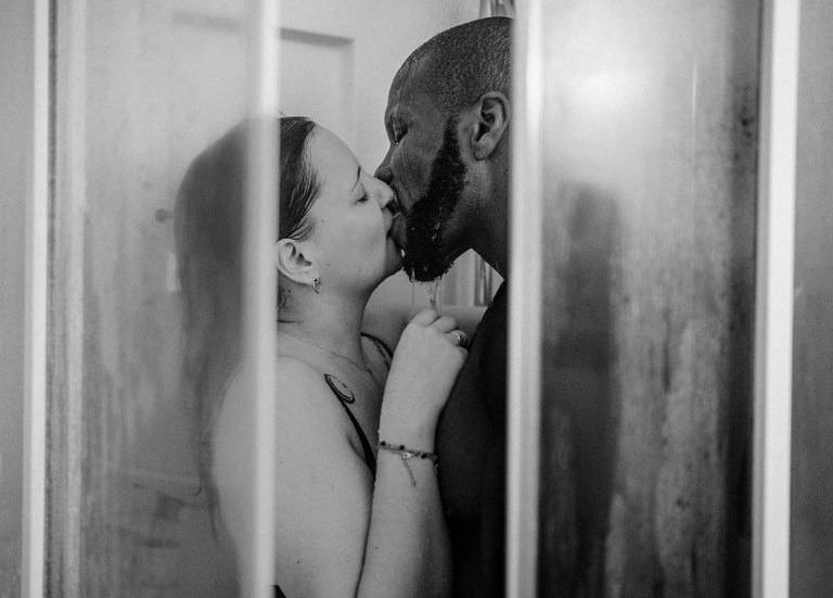 Couple s’embrassant sous la douche lors d’une séance photo de couple intimiste à Rennes.