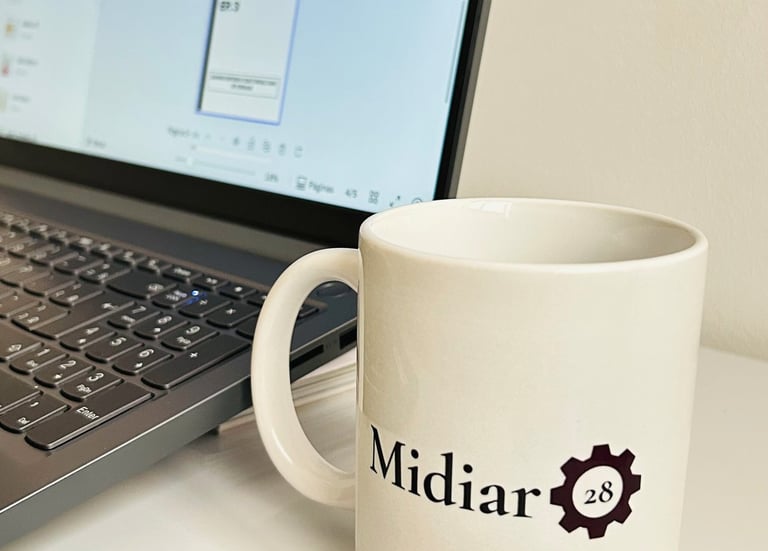 uma-caneca-escrito-midiar-28-e-a-tela-de-um-computador