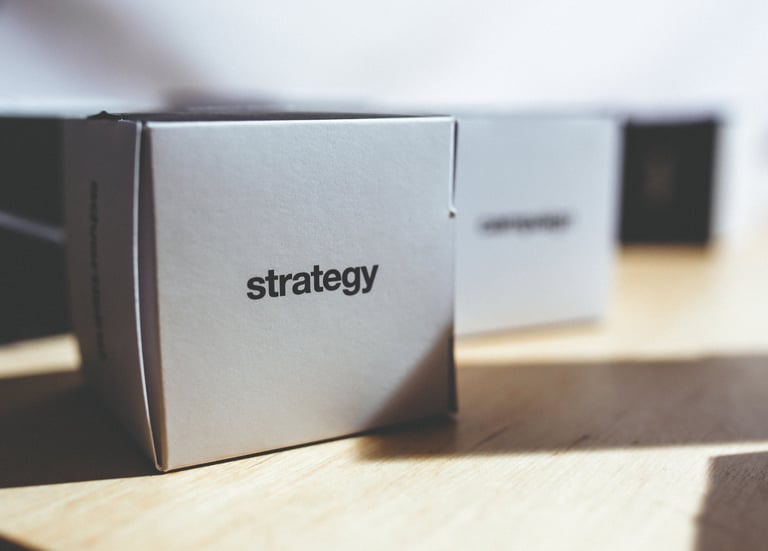 caixa-branca-em-cima-de-uma-mesa-na-caixa-está-ecrita-a-palavra-strategy