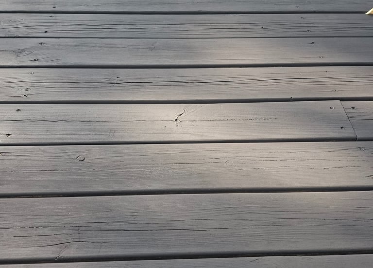 application de la peinture effet bois naturel au pinceau