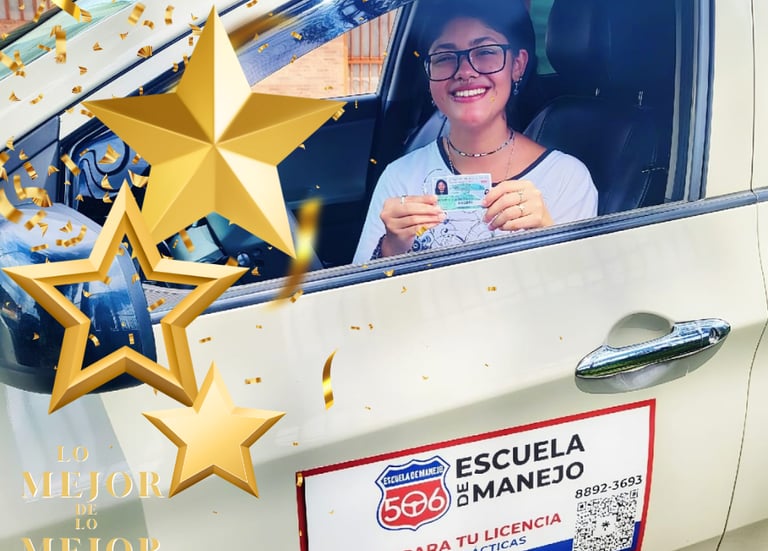 joven con licencia en mano