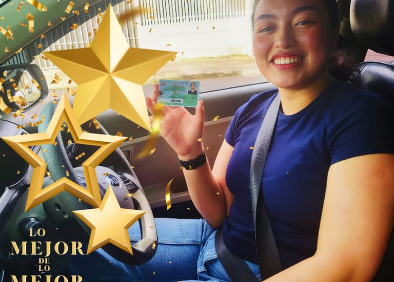 joven con licencia en mano