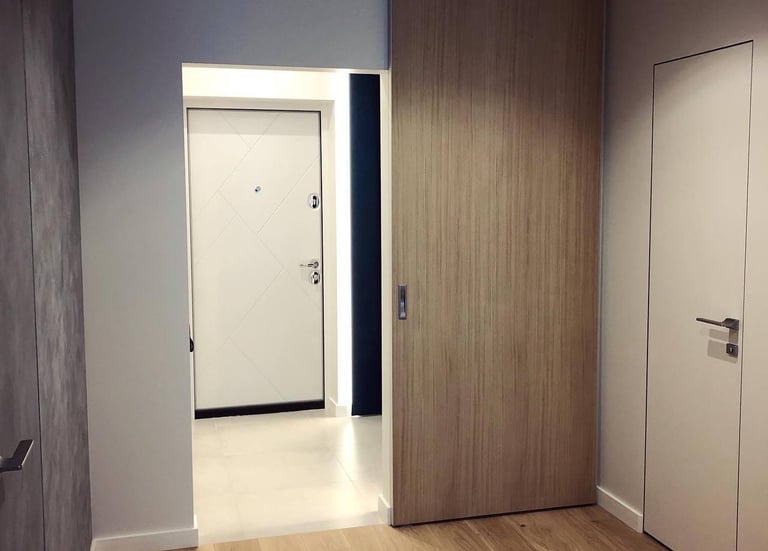 Drzwi przesuwne z powloka dekoracyjna