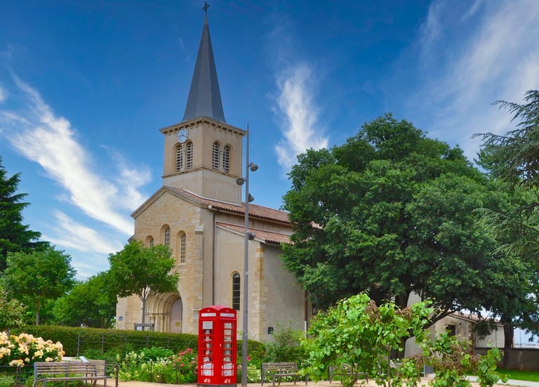 Place Baptiste Curial -Église Saint-Denis à Bron