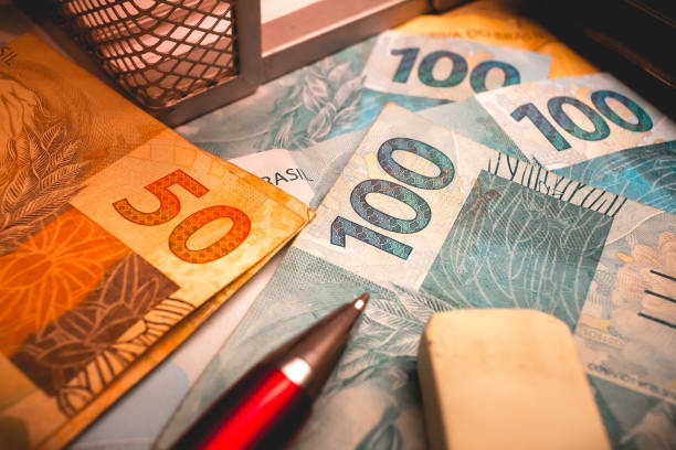 imagem mostra o dinheiro como exemplo de economizar para pagar as contas.
