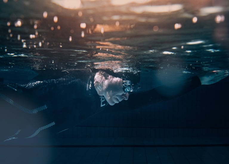 Mannequin nageant dans une piscine avec une combinaison étanche 2XU