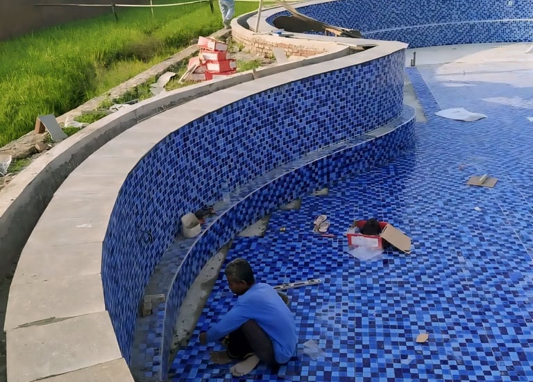 pemasangan keramik roman berwarna biru untuk kolam renang yang berada di garut (jawabarat)
