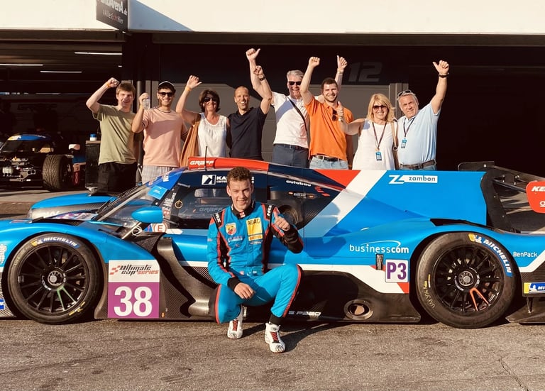 Junger Rennfahrer, den wir unterstützen.