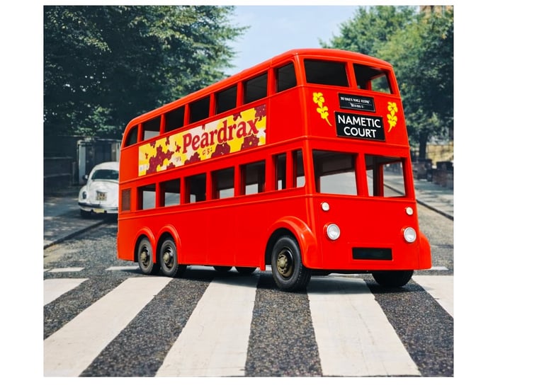 Spielzeug Bus auf ikonischer Londoner Strasse