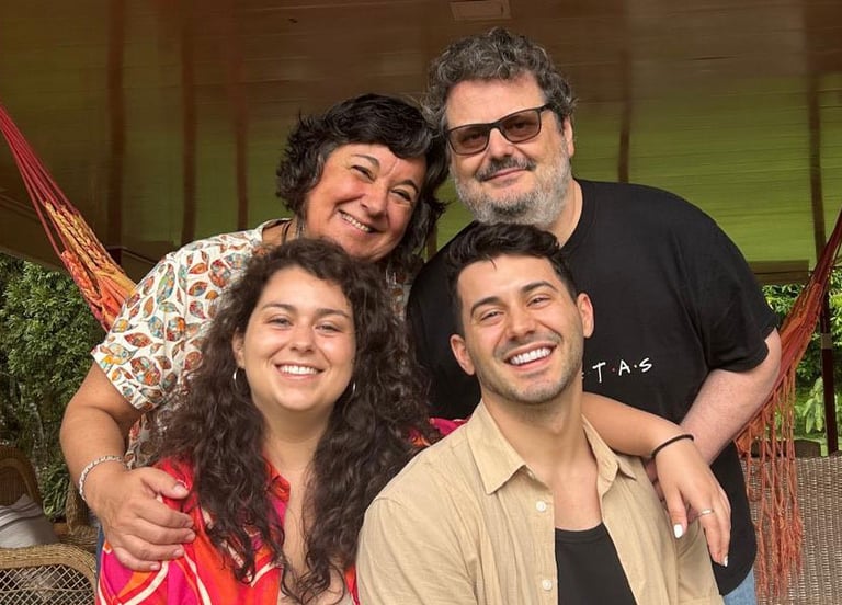 Foto de familia de Editorial Más al Este: maestra, diseñador, traductora y profe de español
