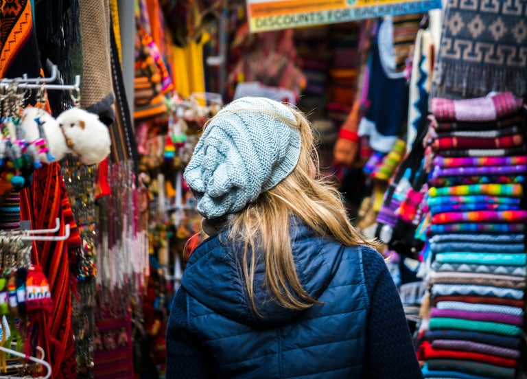 una muer en un mercado inca en Cusco Peru