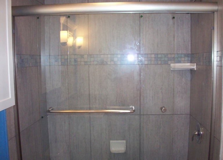 Tiled bathtub surround