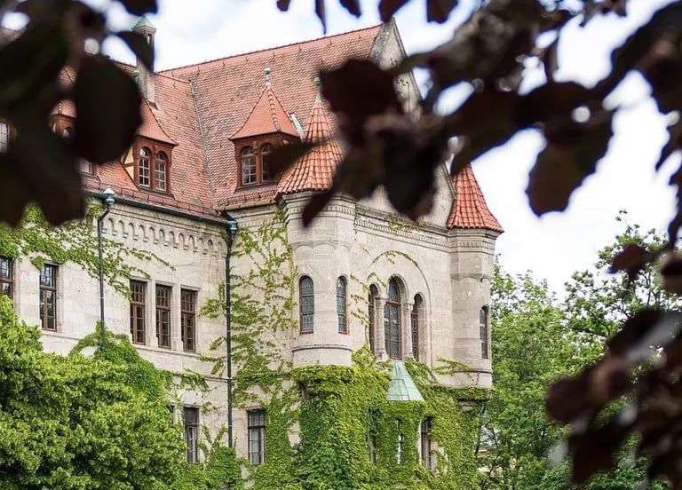 Schloss Faber-Castell in Stein mit bewachsener Fassade und Blick über die Parkanlage