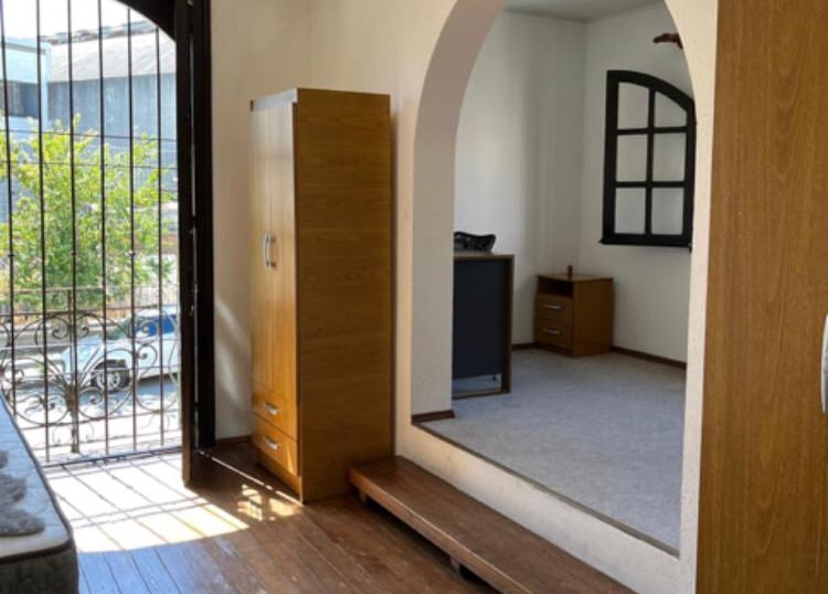 Habitación con escritorio mesa de luz y ventana