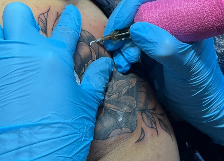 Pormenor de retoque de tatuagem feita pela tatuadora Sakine