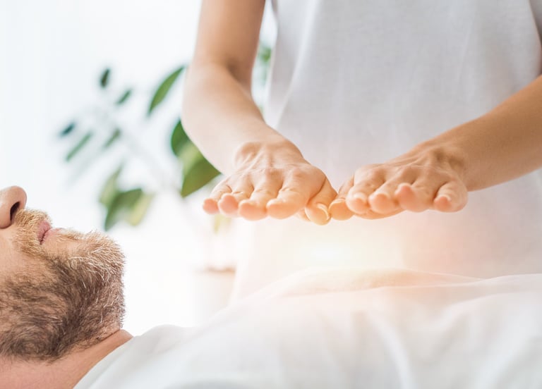 séance de magnétisme, deux mains au dessus d'une personne allongée sur le dos