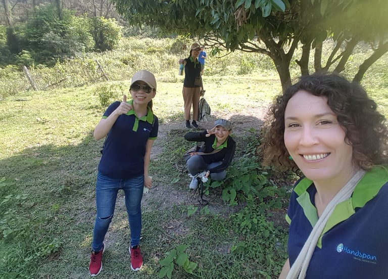 consultora principal junto con 3 miembros del equipo en formación