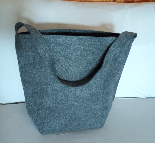 Tote bag with magnetic fastener