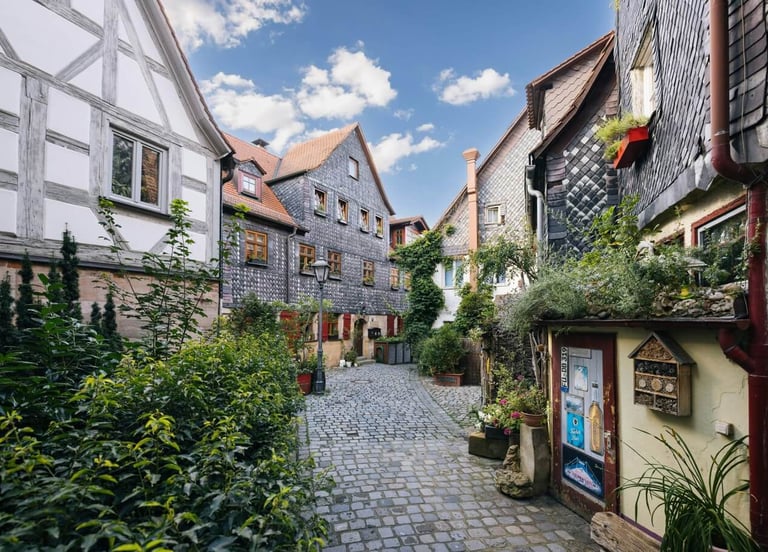 Schmale Altstadtgasse mit Schieferhäusern in Fürth