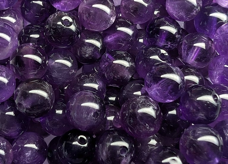 Perles en Améthyste, aux teintes violettes profondes, avec des variations naturelles.