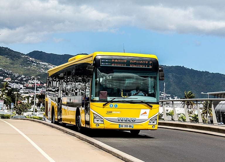 Car Jaune de la Réunion by Axel77w