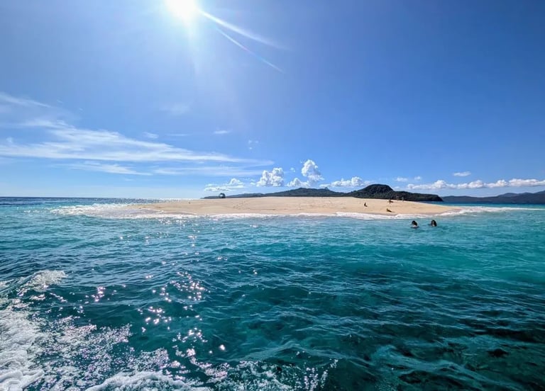 Banc de sable et eaux turquoise du lagon à Mayotte