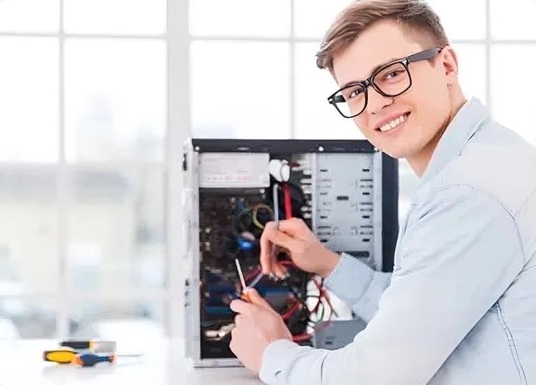 Student bei der Computer-Reparatur in Hamburg