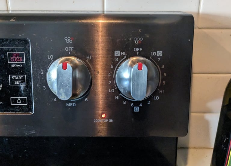 Range knobs for burners