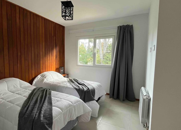 Un cuarto con dos camas individuales