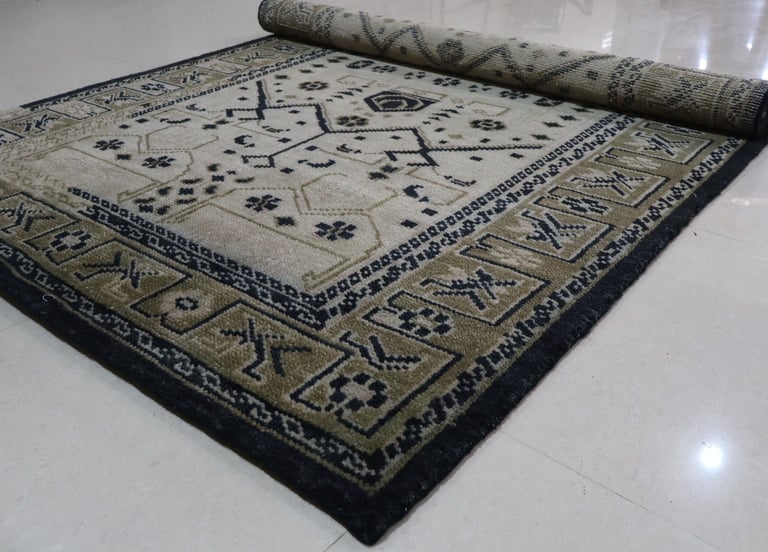 Persian Hanknotted Rug made of 100% Wool