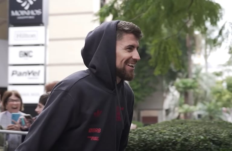 Jorginho atendendo aos fãs em Porto Alegre.